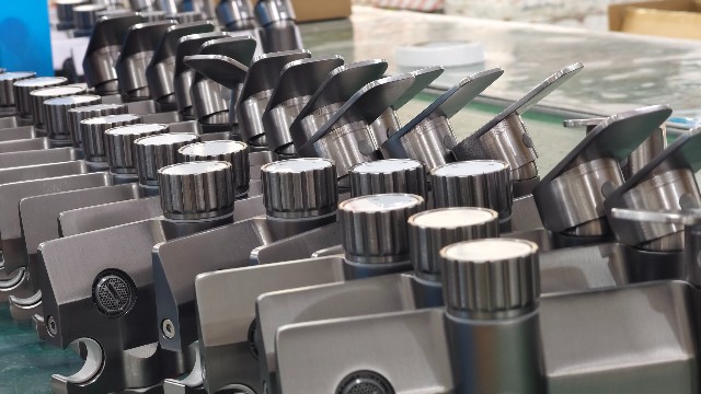 黄瓜视频成年污APP下载卫浴：为何太空铝花洒成家庭首选？